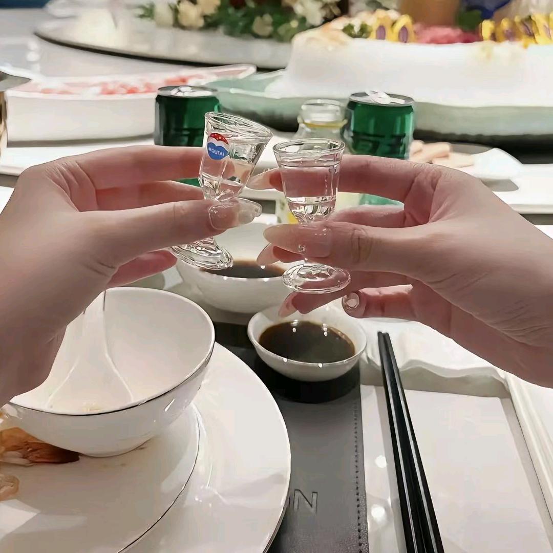 众酱听令举杯