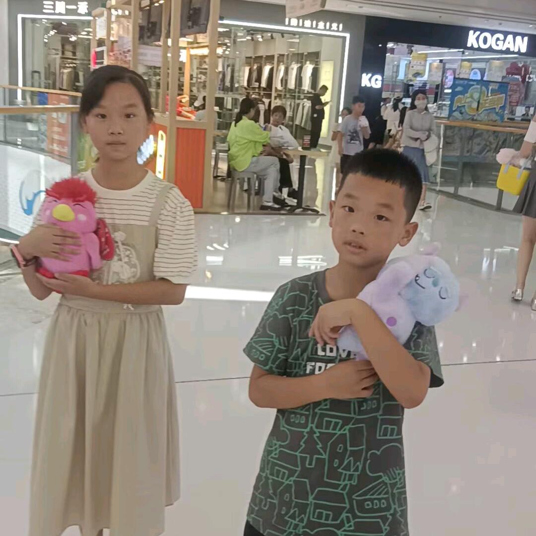 杨芳，房县诗经小黄车烧烤