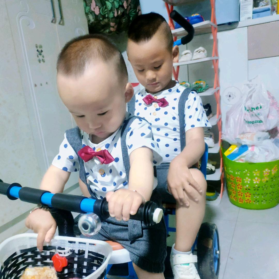 😘我的两崽小小文忠🥰