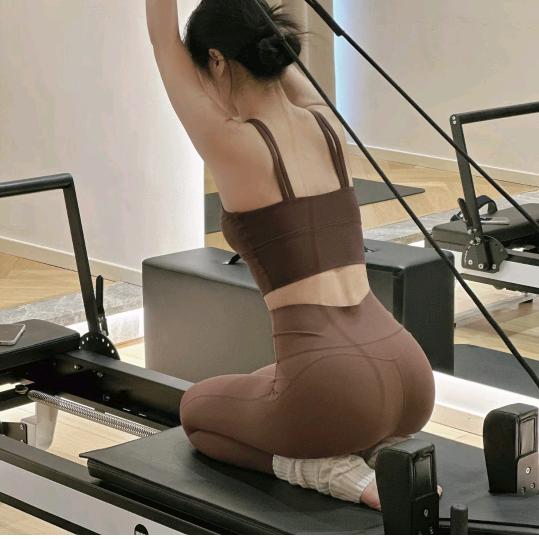 白静瑜伽 女子塑形，红