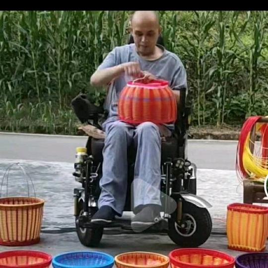 坐轮椅行走的小王