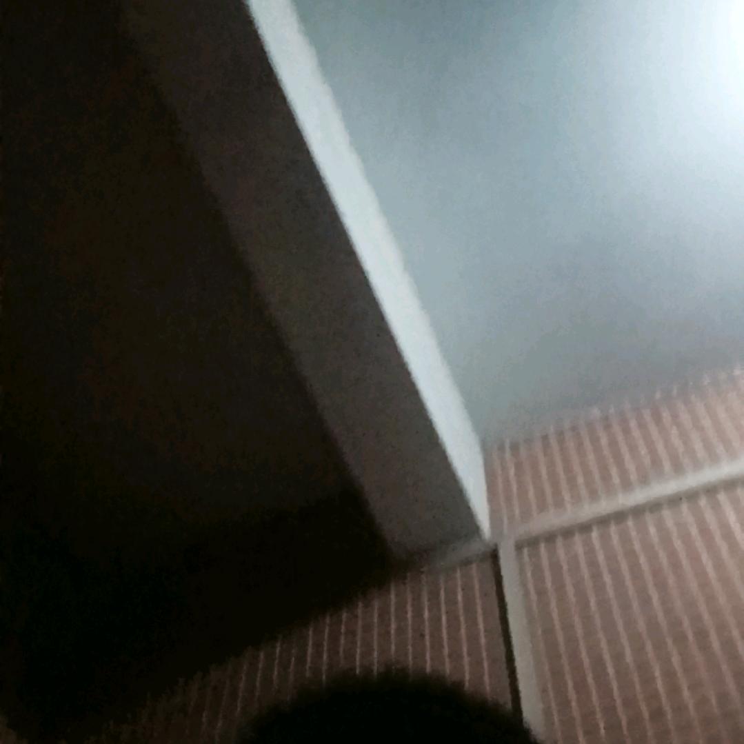 ，