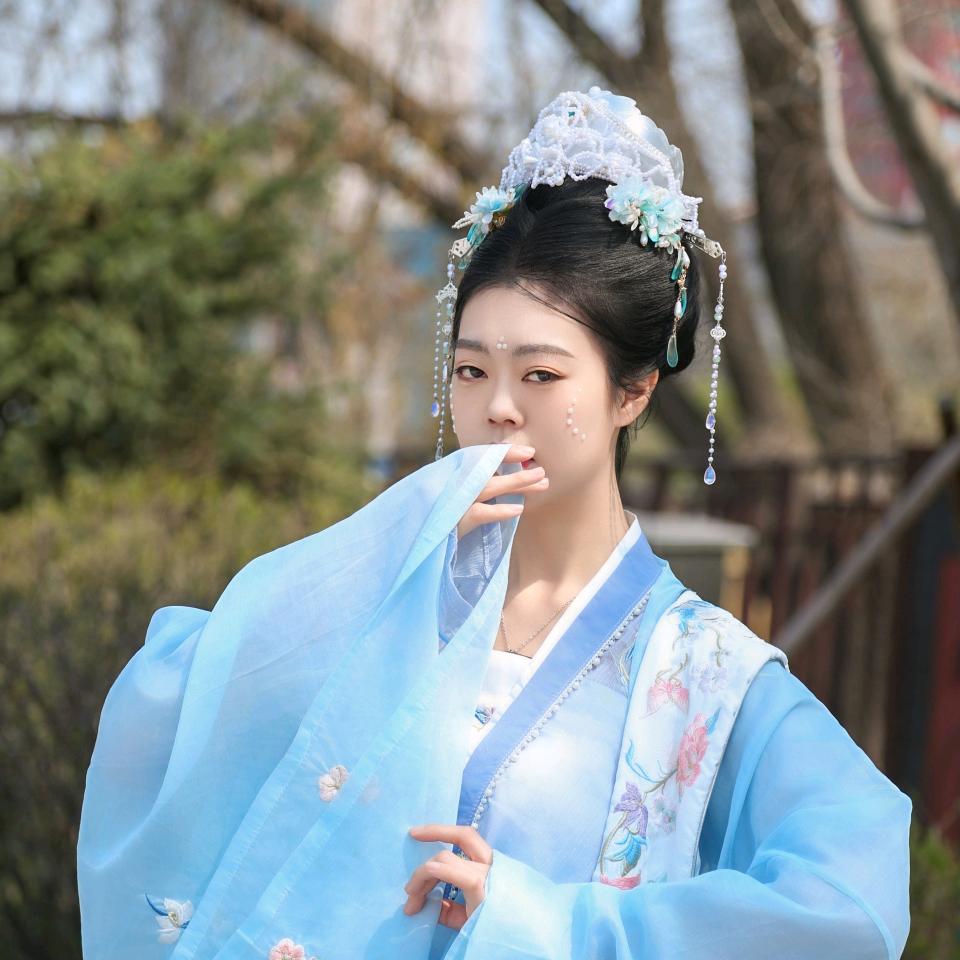 盈盈浅黛
