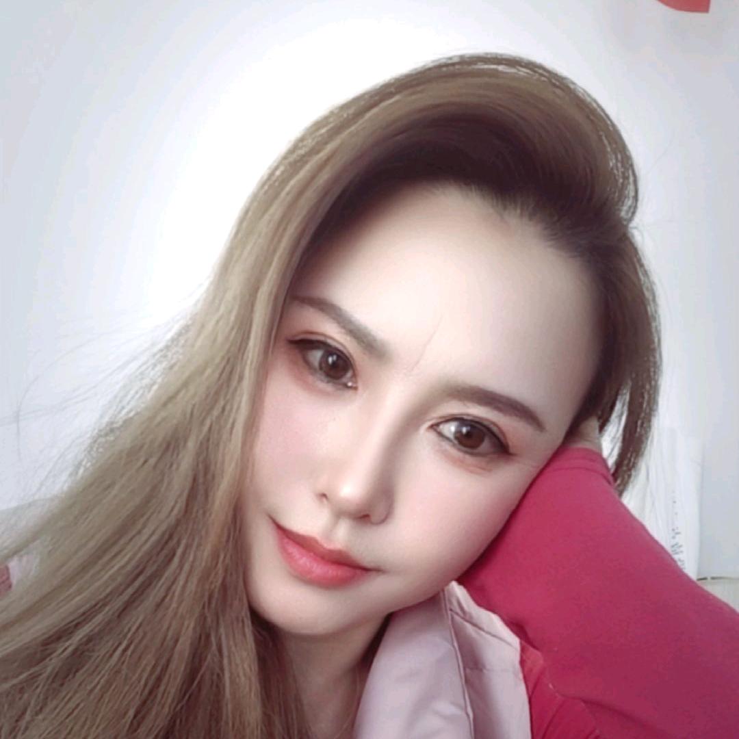 绿萝拂过衣襟。