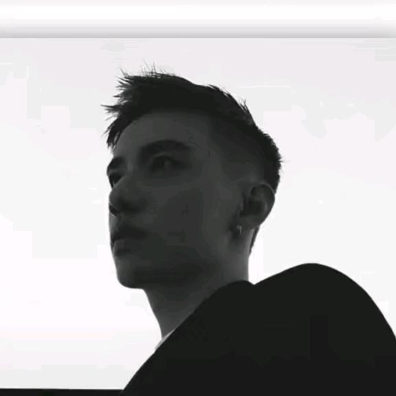 L R-