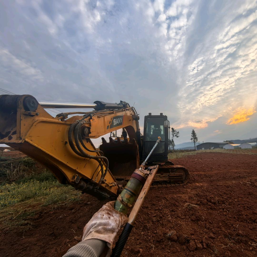 00后挖机手老刘