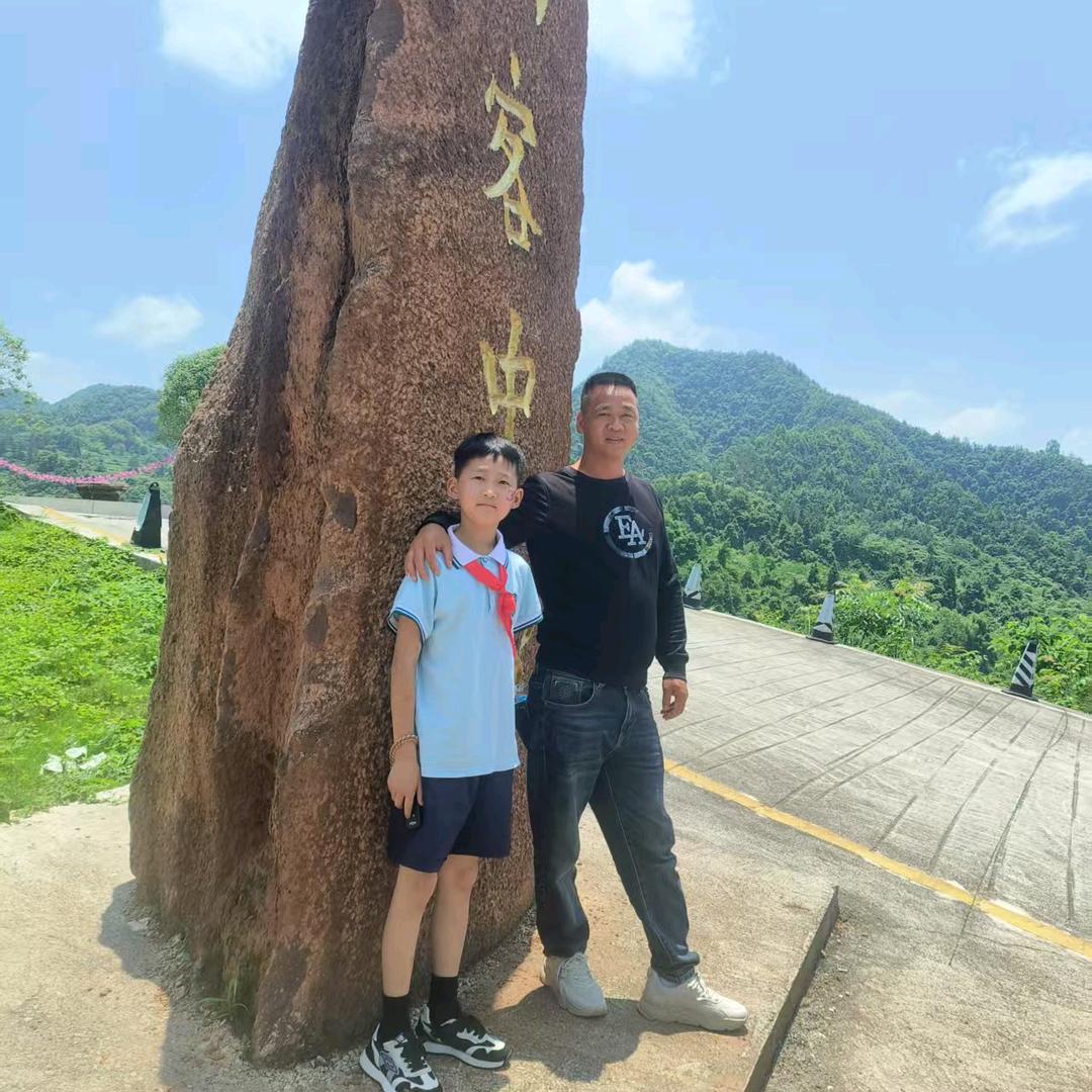 亮哥，拉沙子石头