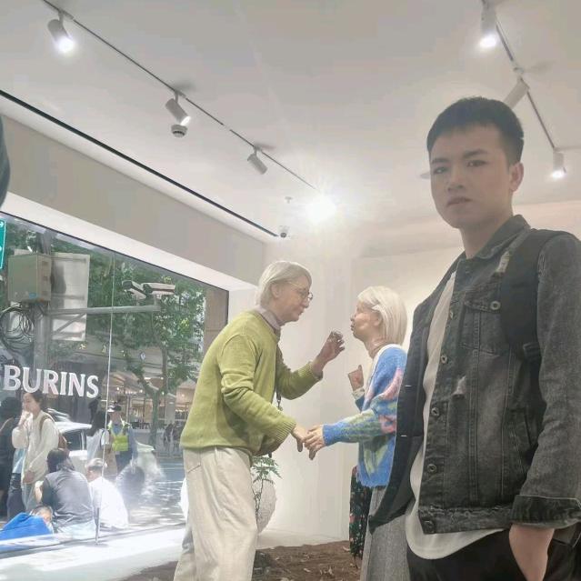 不再年少的華子