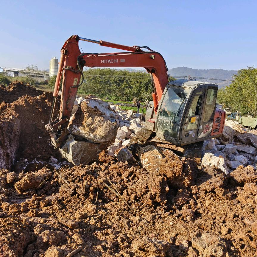小马奔腾挖机租赁部