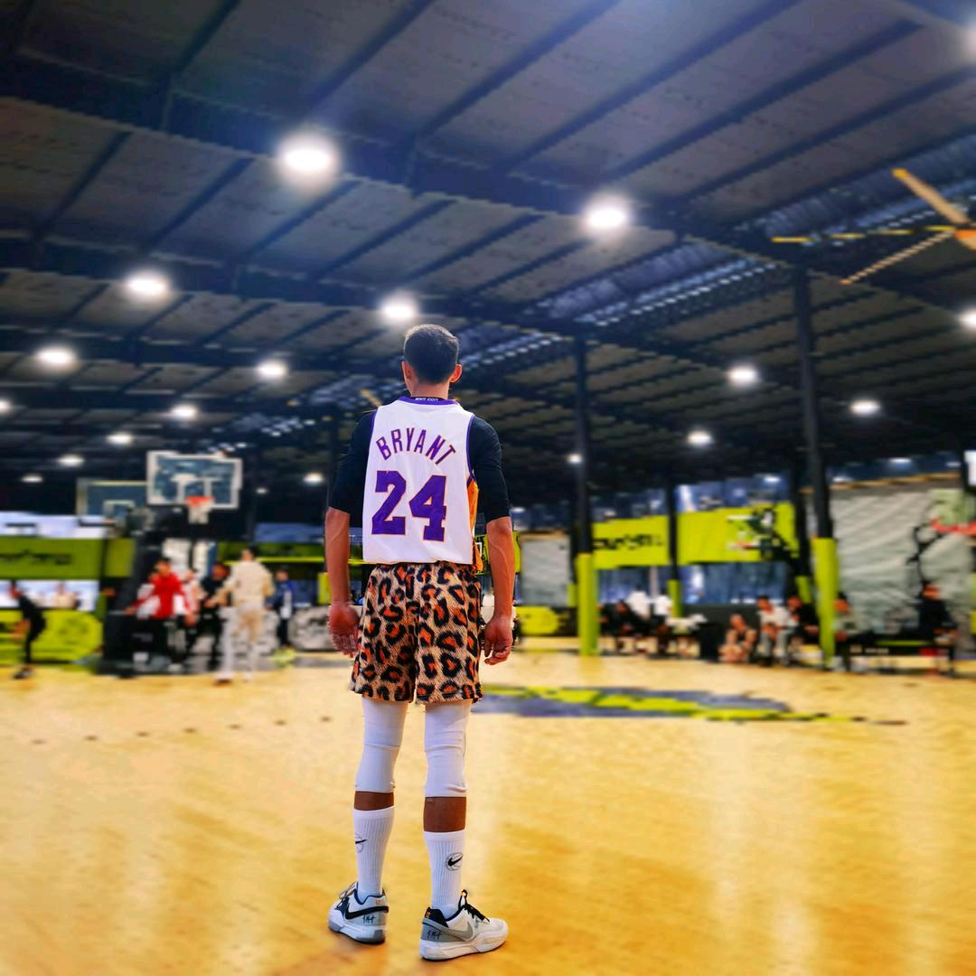 身穿24号球衣——AY