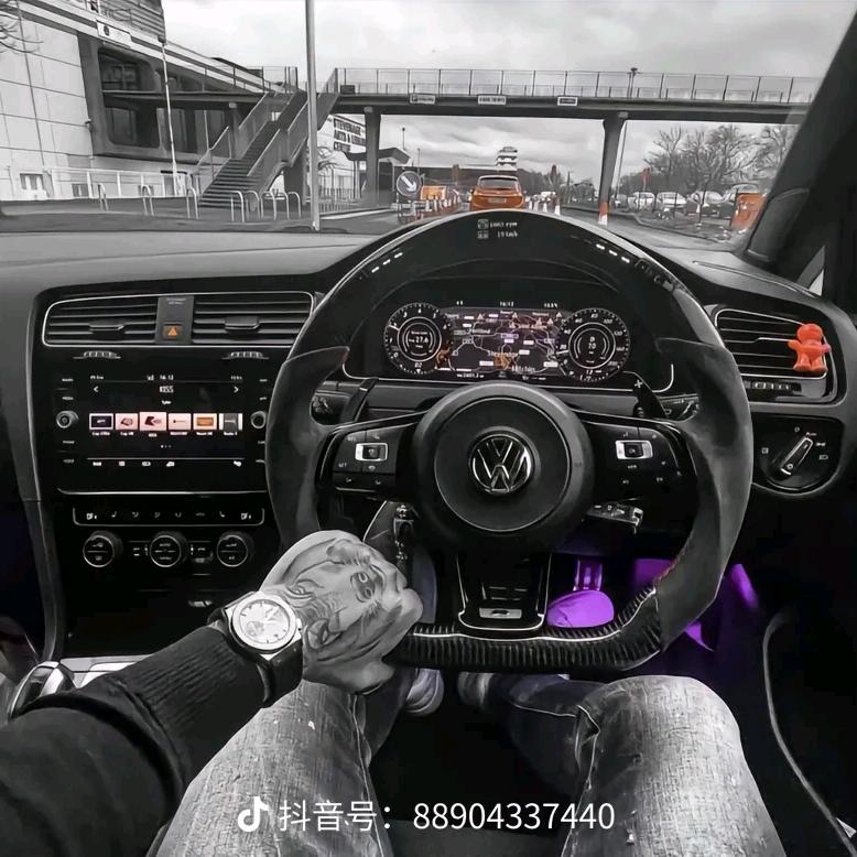 霸气十足小伙爷
