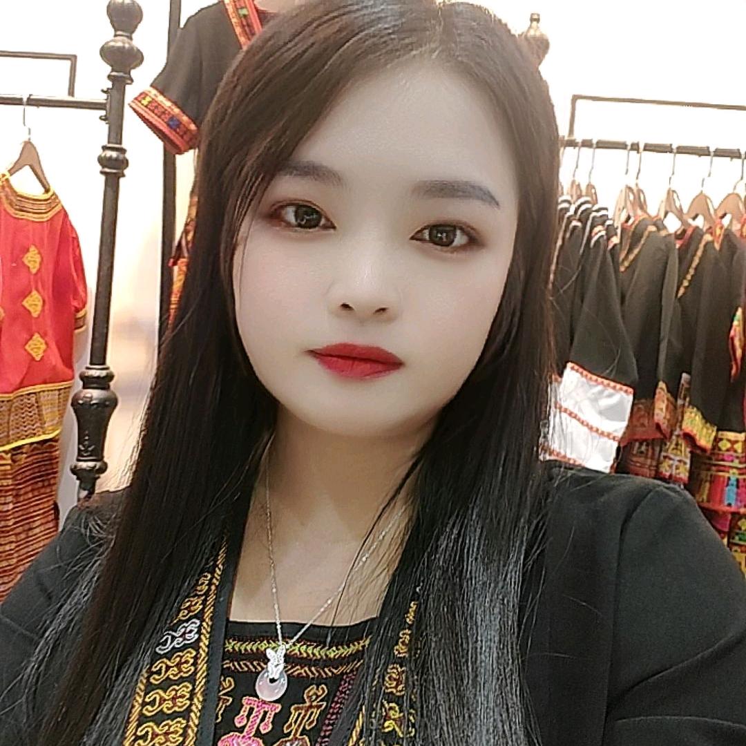白沙县卖黎锦服装的黎妹子