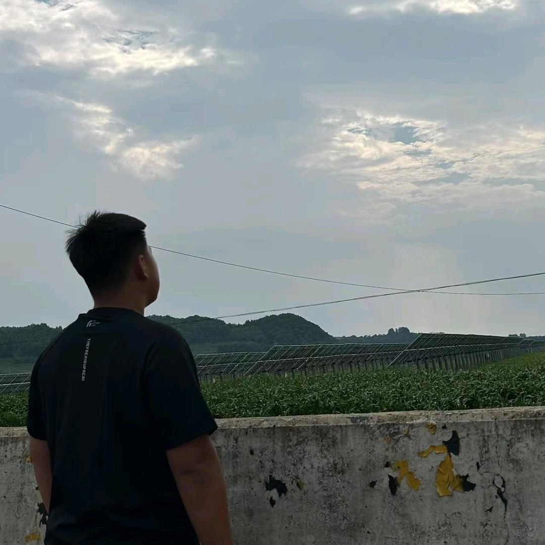 00后放牛小伙。