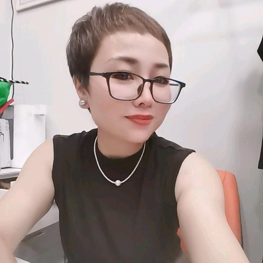短头发小姐姐