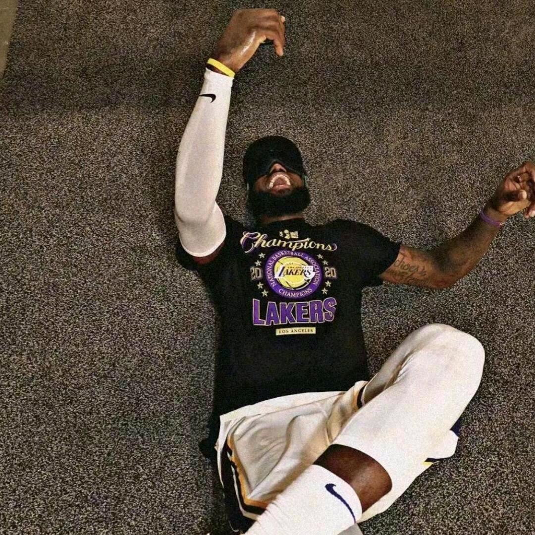 M🏀...