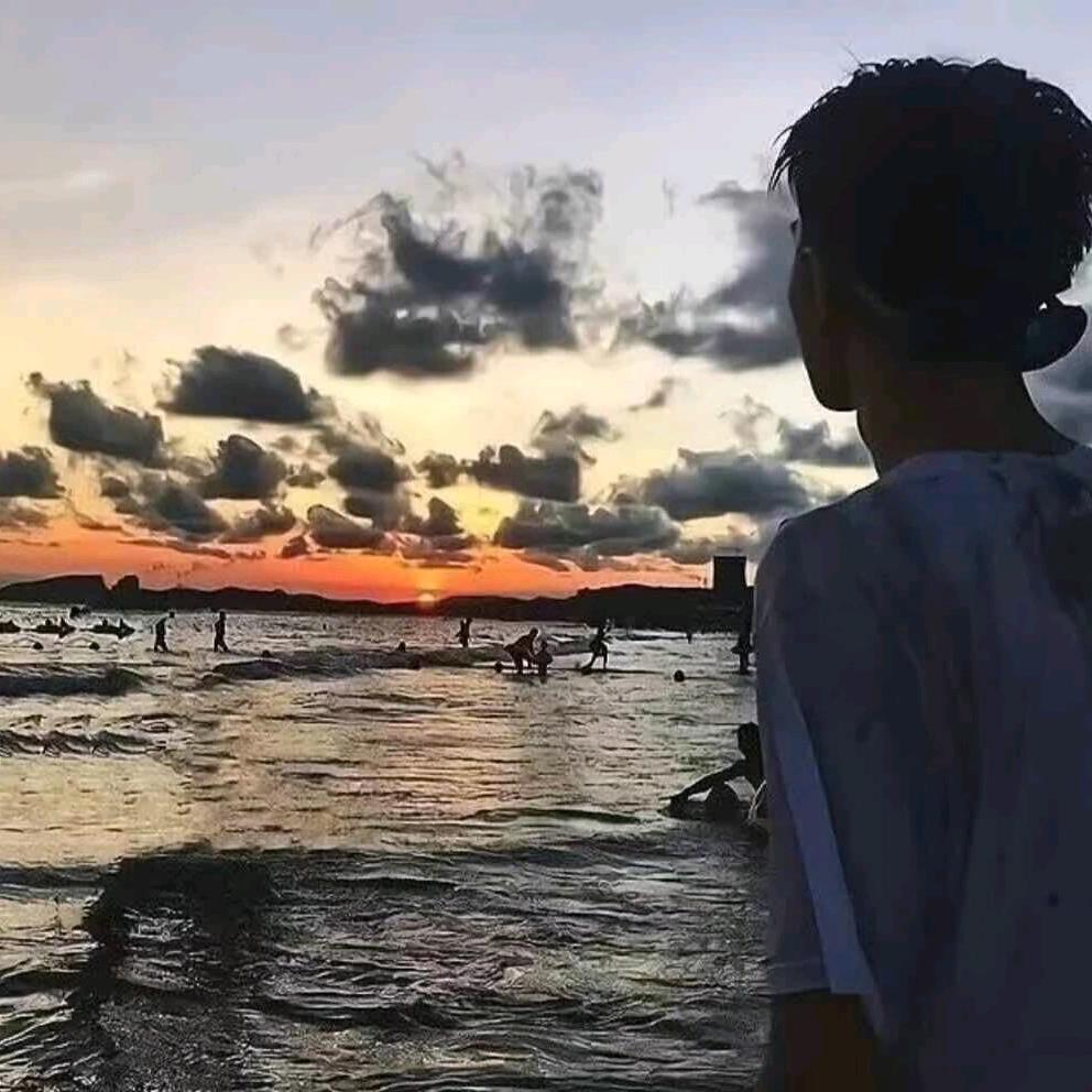 爱打球小男孩
