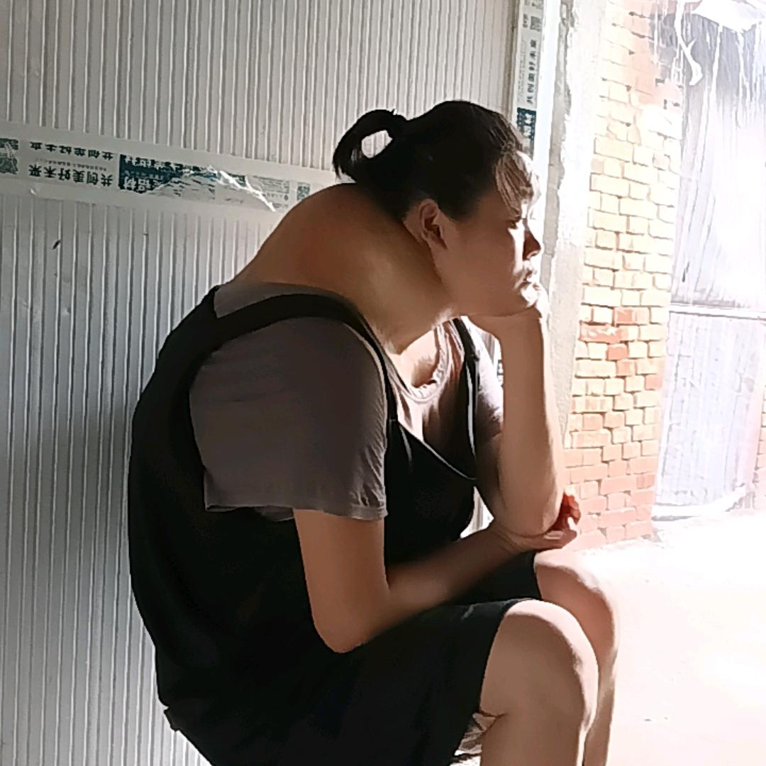闪闪（背着石头）