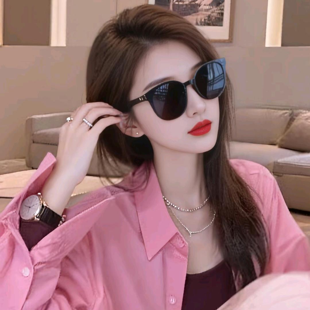 𝓼𝓽𝓻𝓪𝔀𝓫𝓮𝓻𝓻𝔂