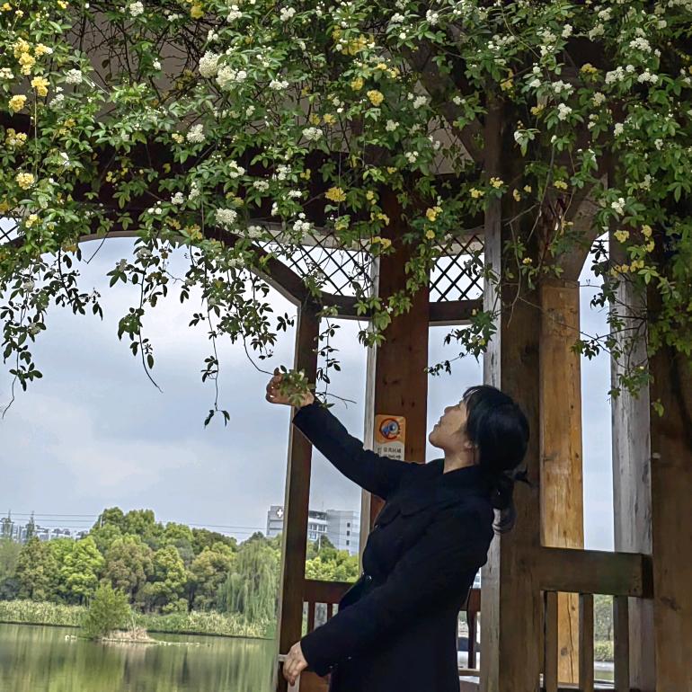 外婆带娃。（63年的兔子🐇）