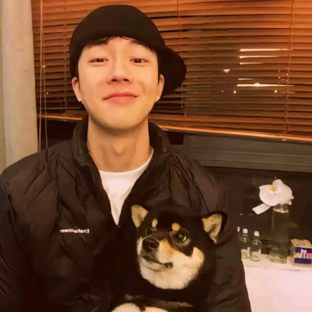 重生在动物园扮演大猩猩突然拿屎砸路人