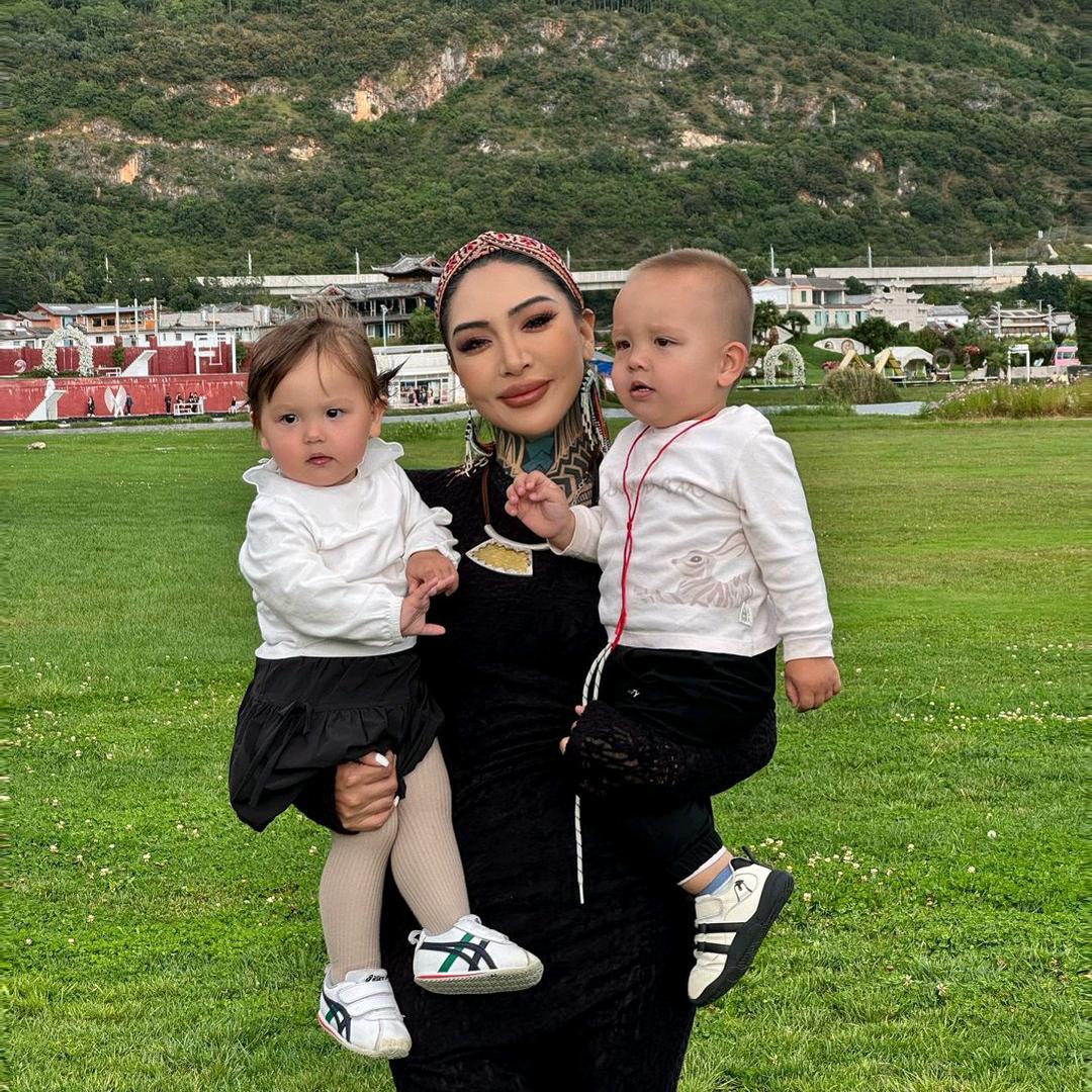 阿拉腾-混血龙凤胎