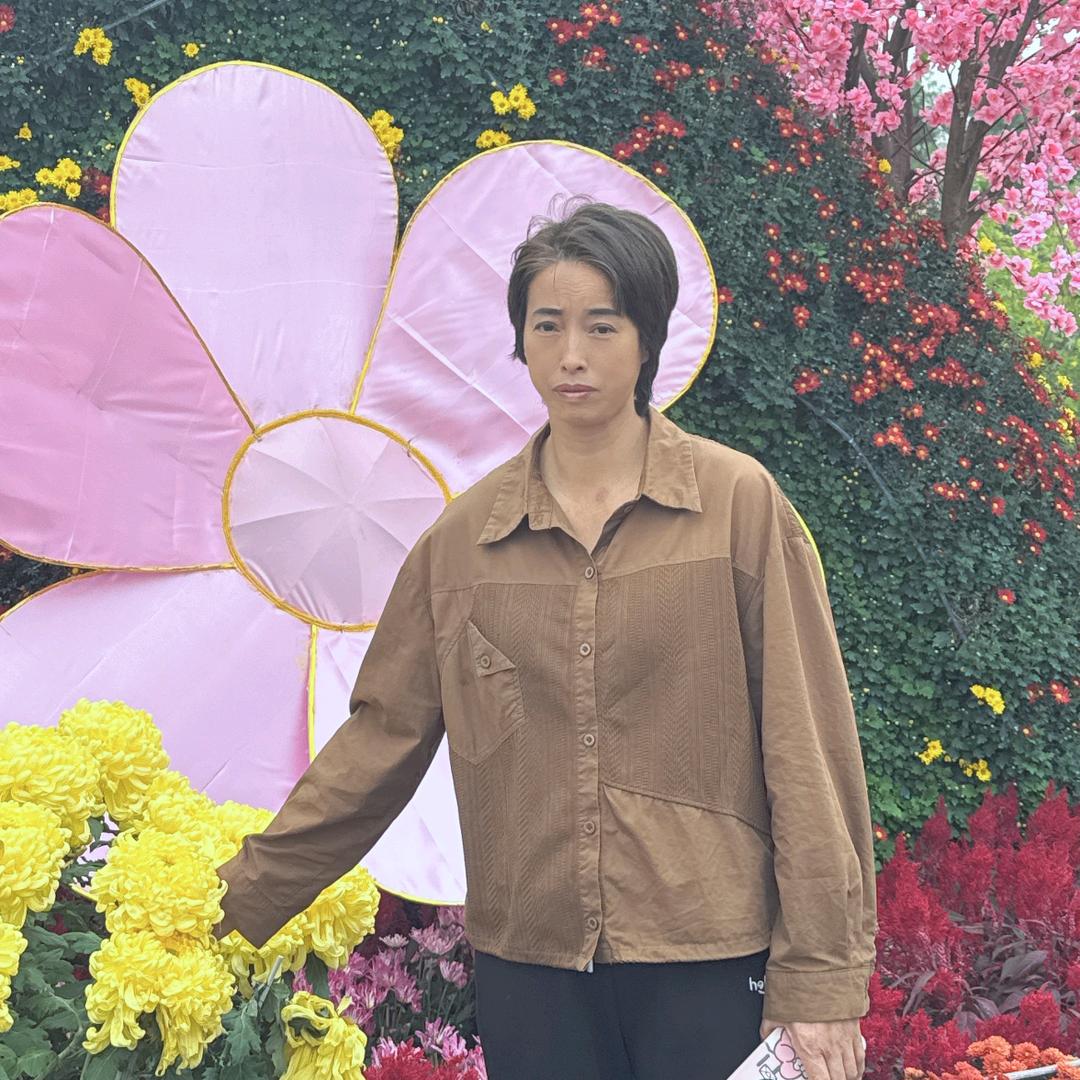 易姐天天开心每一天。