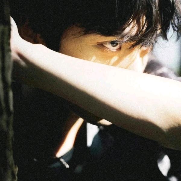 无比伤心的男人