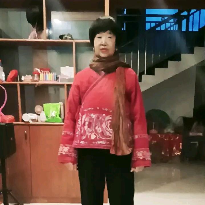 杨姐七十四岁带两个孩子跳舞