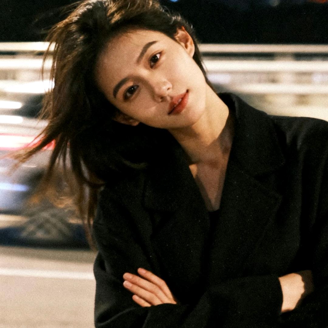 ღ  . 她