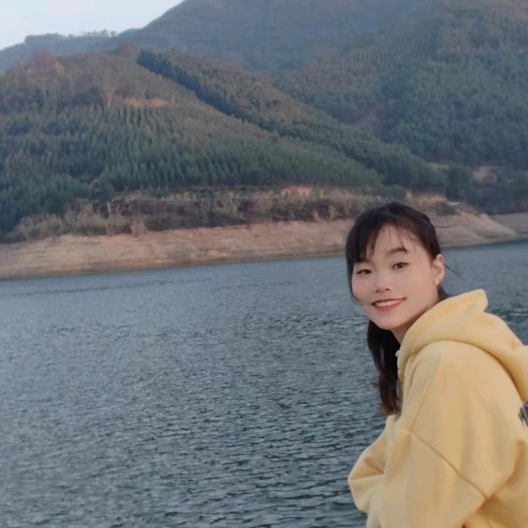 饱涨女孩