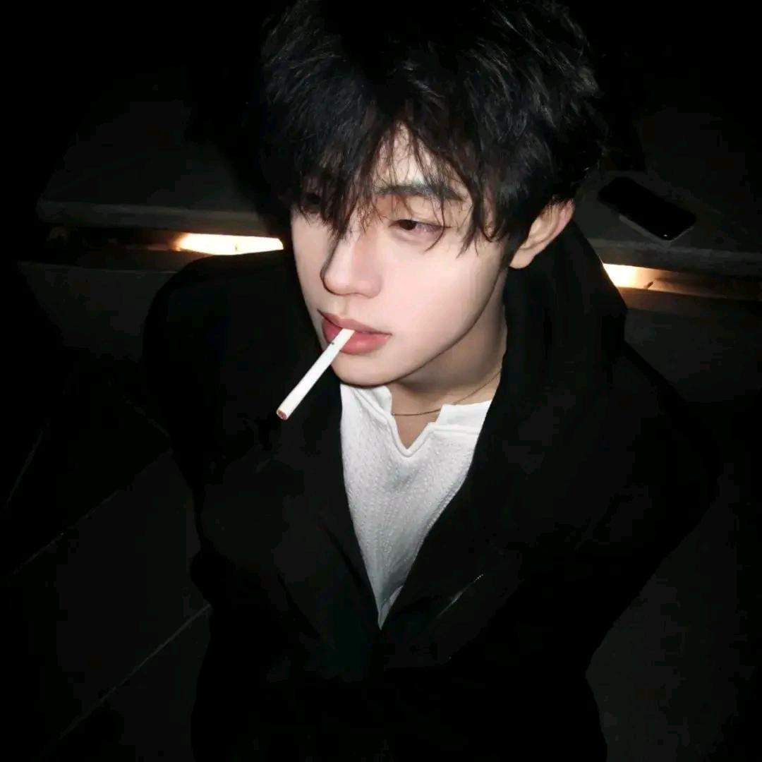 捡瓶子的小男孩