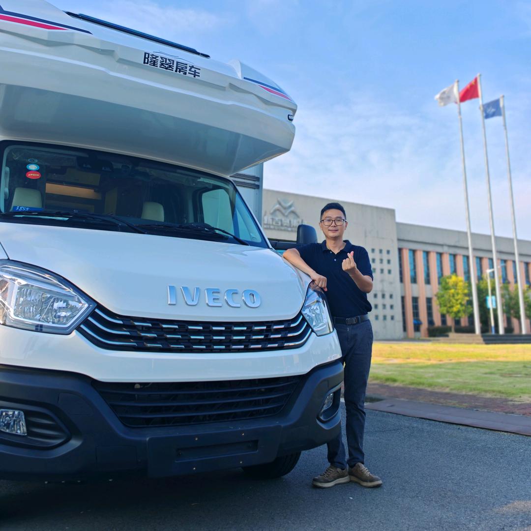 李阳拍房车