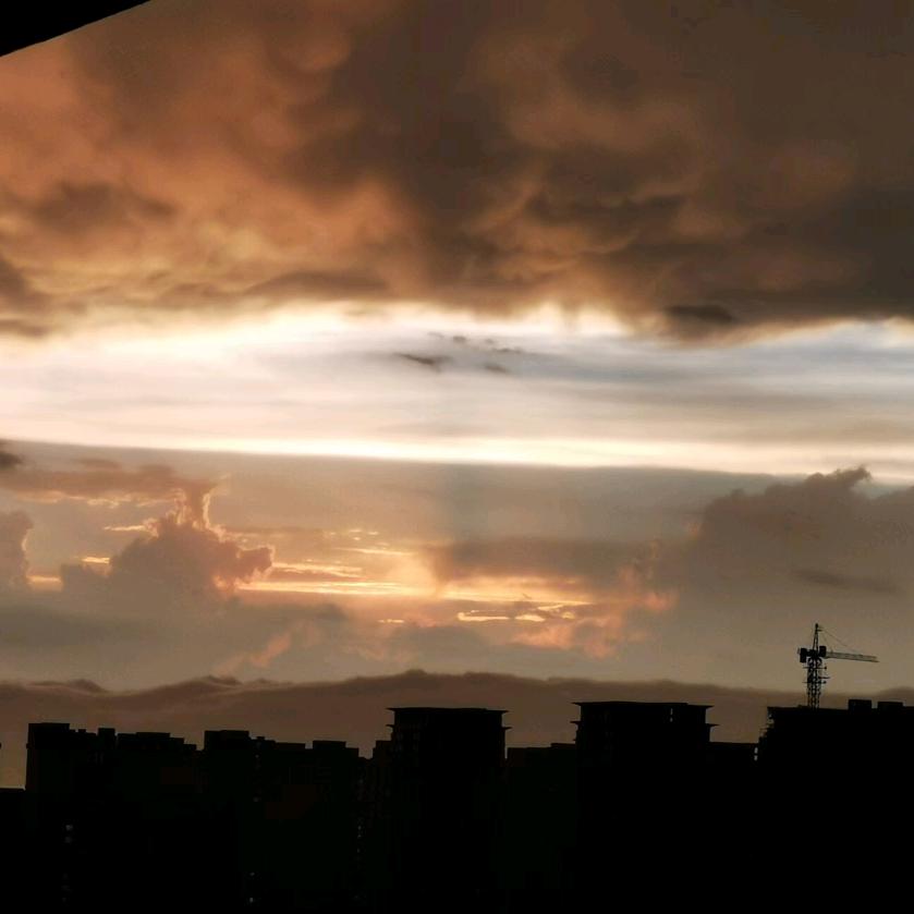 失业中年男人玩游戏