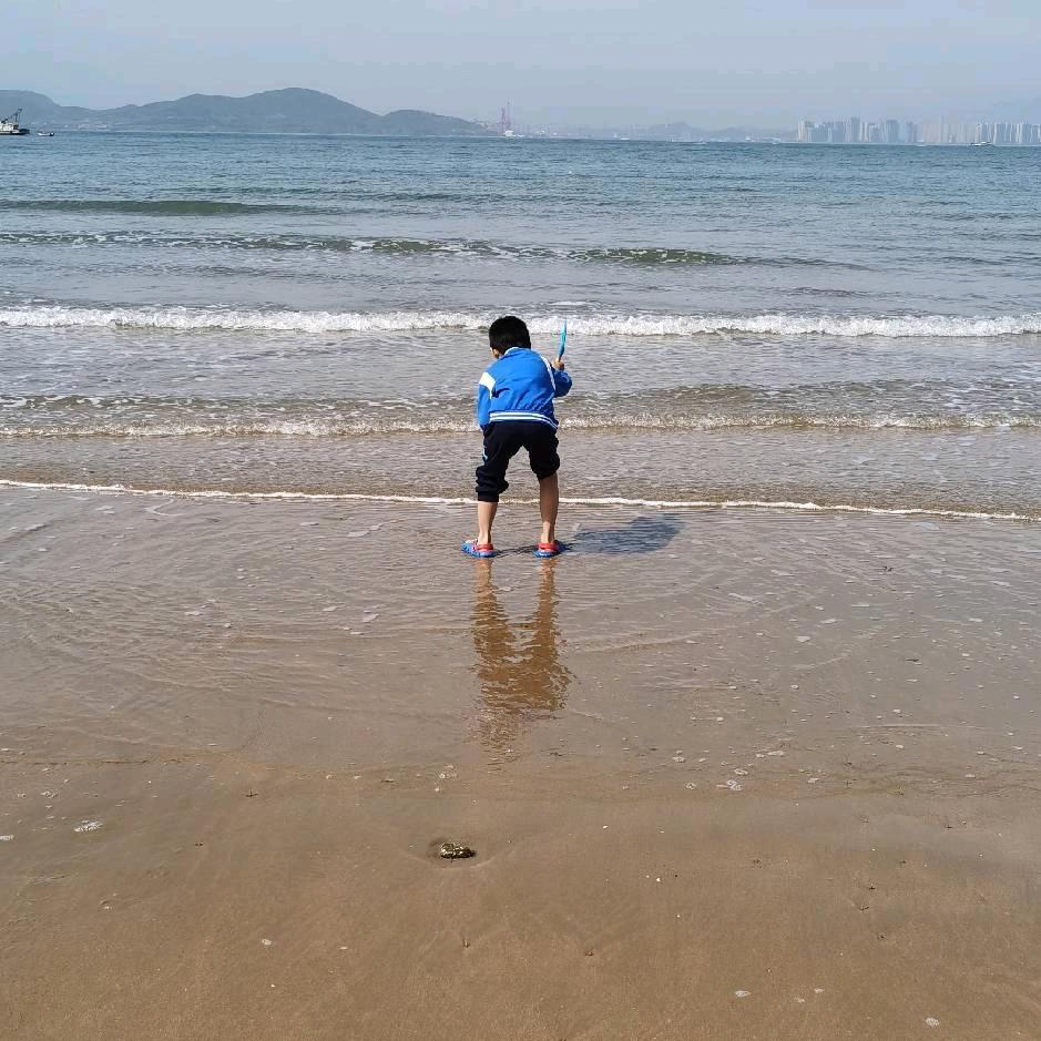 蓝色的