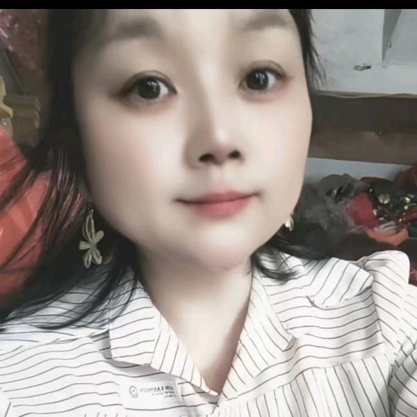 偷偷看你一眼