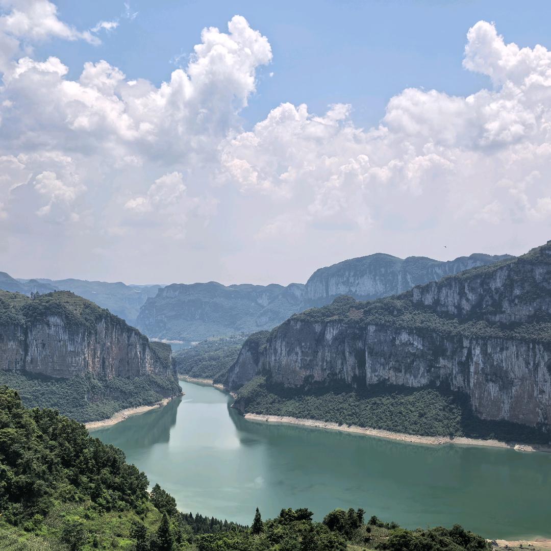 徙倚湖山欲暮时