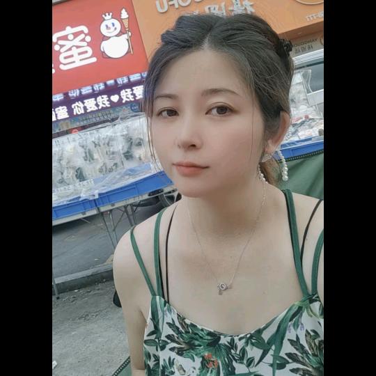 凫山摆摊人卖饰品