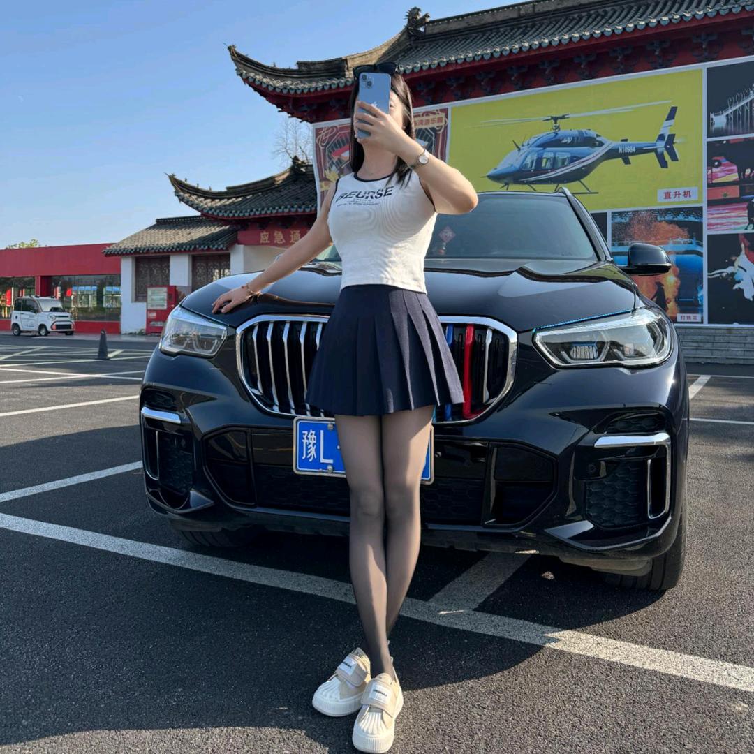 开宝马X5的小仙女