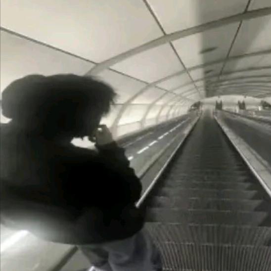 怎么忍住不咬唇钉