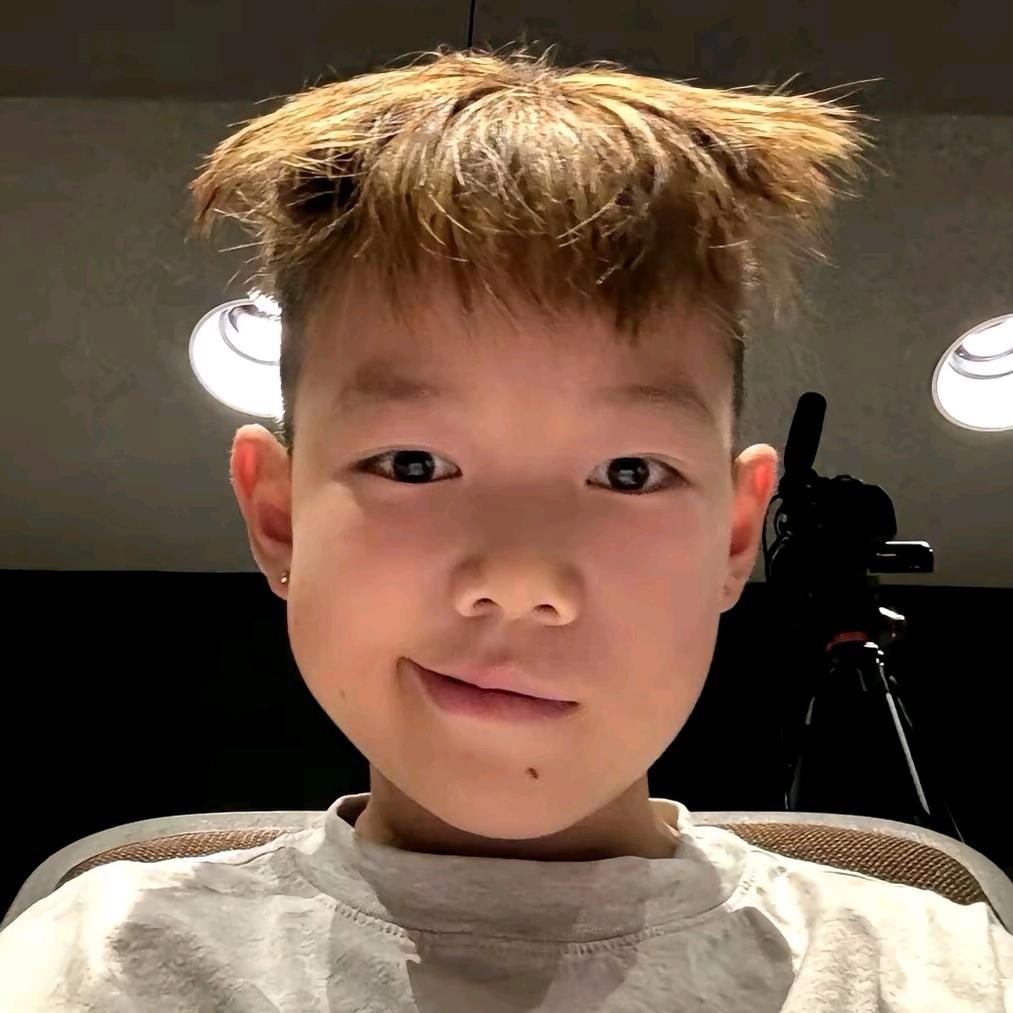 侯博文`