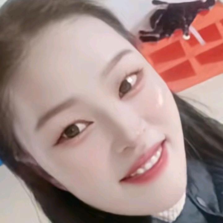小丽妹子，是个高中生。这是条件不好？无奈