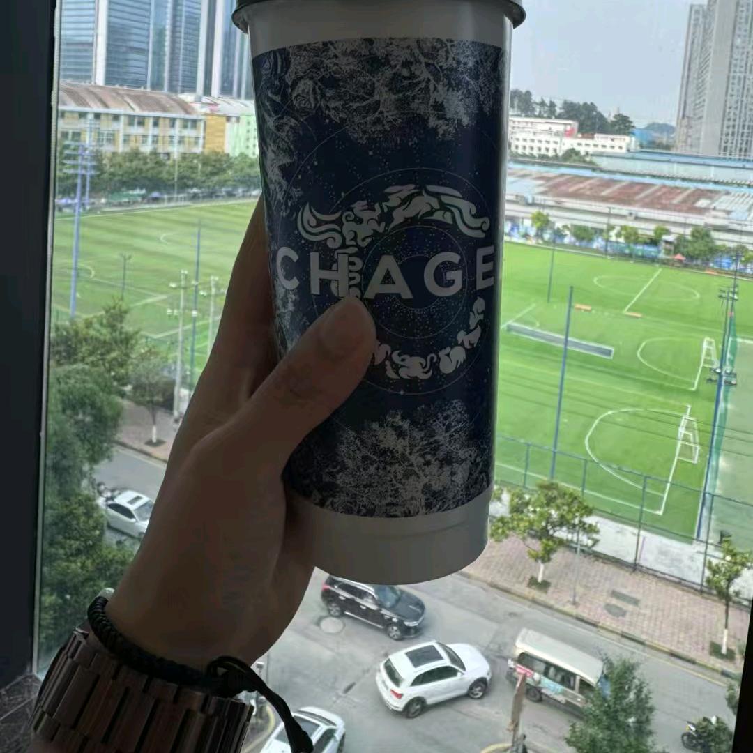 宁静的夏天，天空中繁星点点。