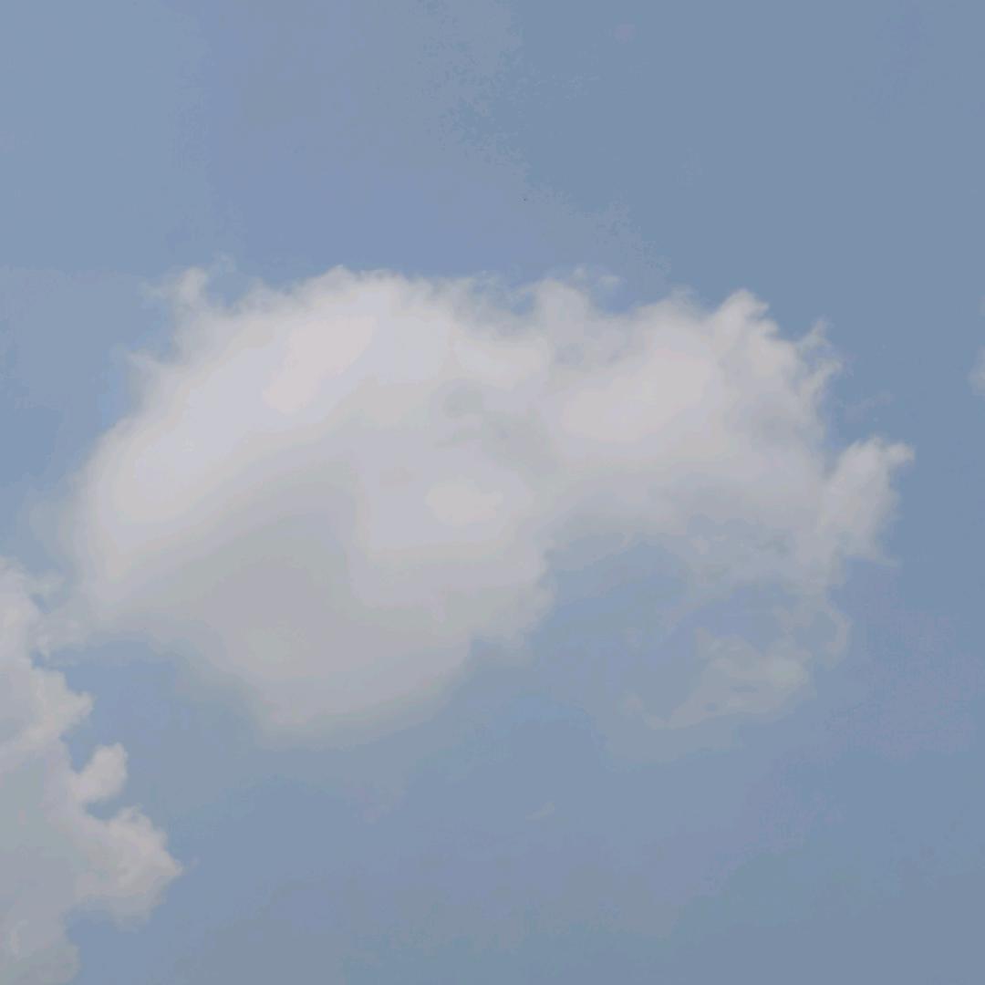 笑笑不说话