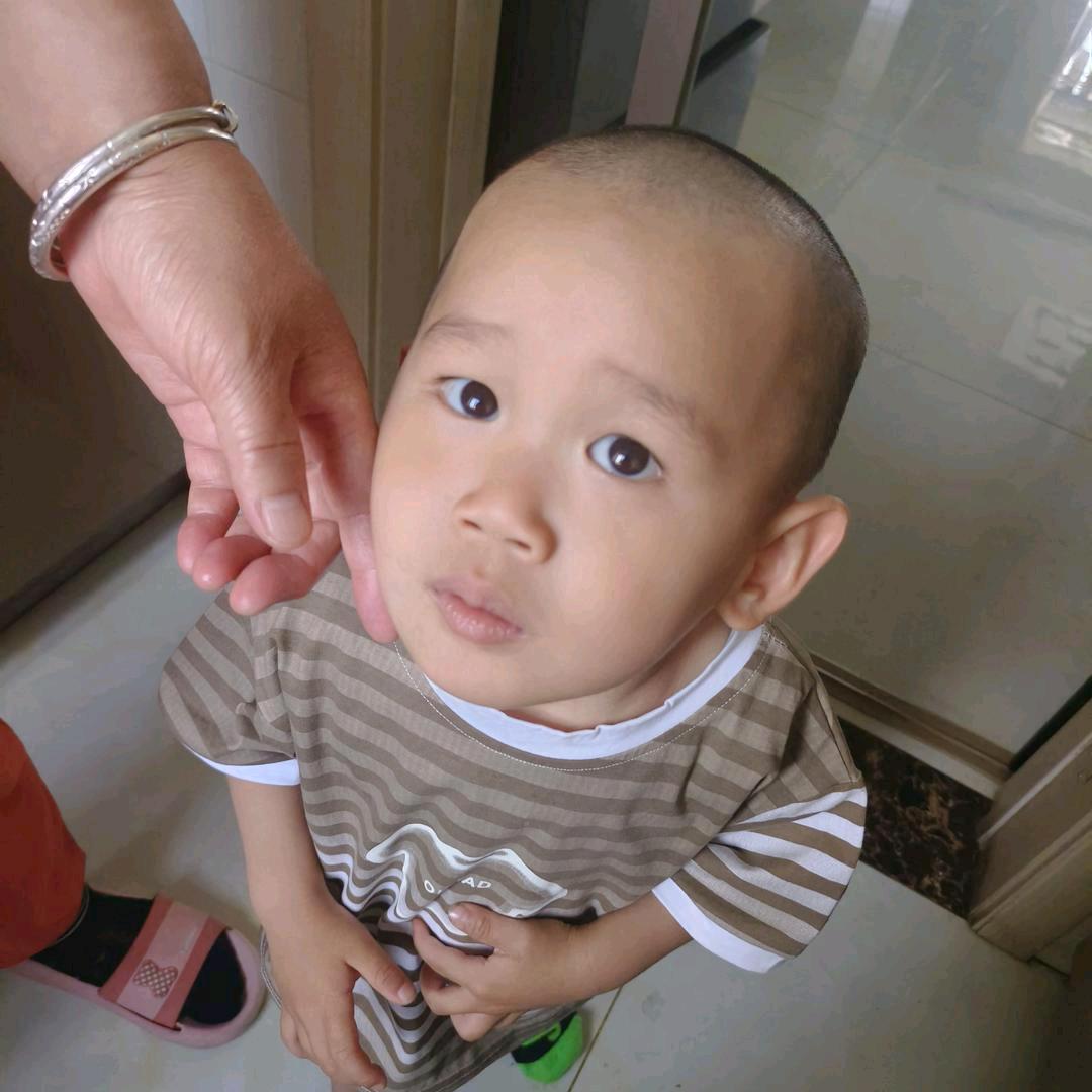 光头小孩
