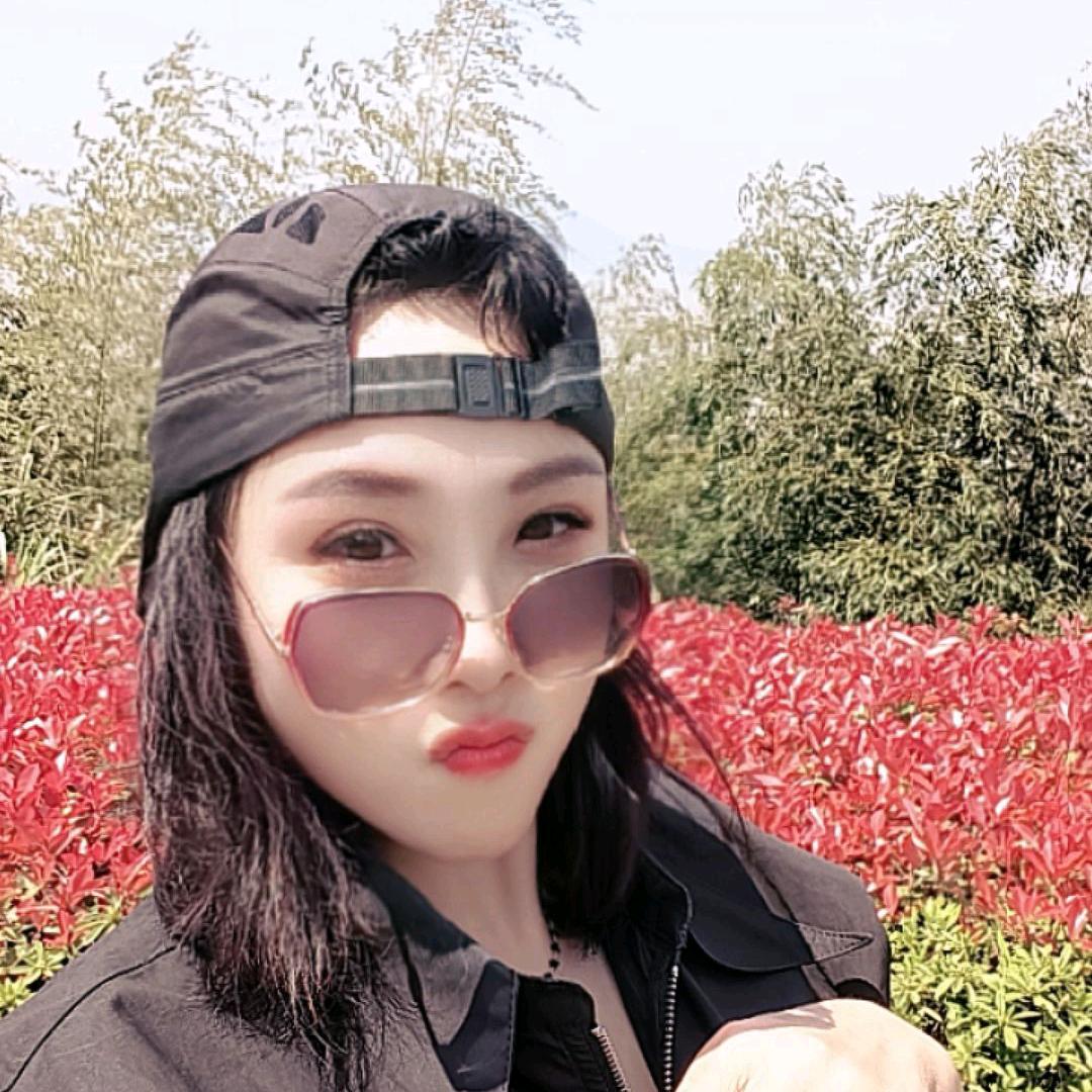 一笑而过🌸不要迷恋姐