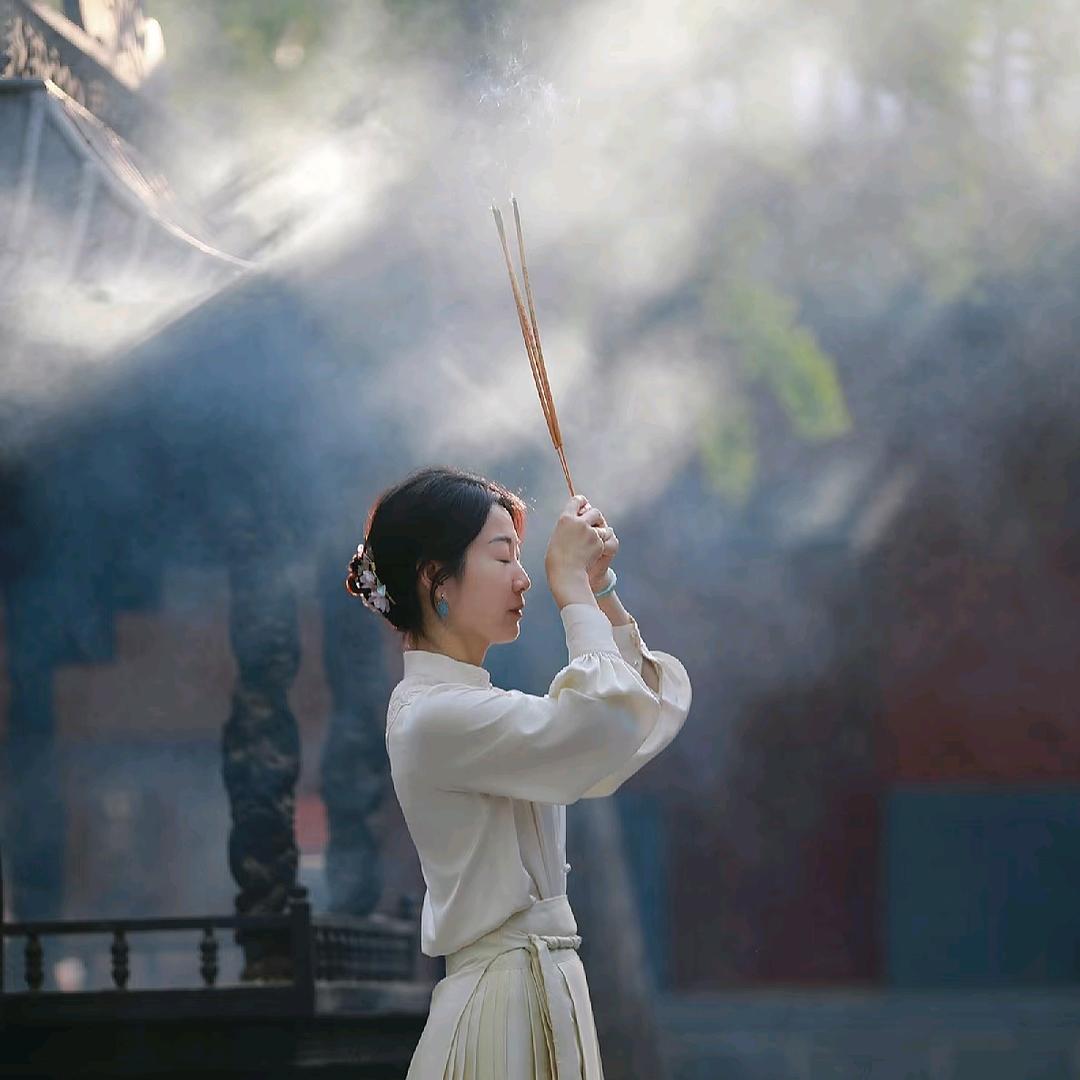 燕兮（关注=点灯）