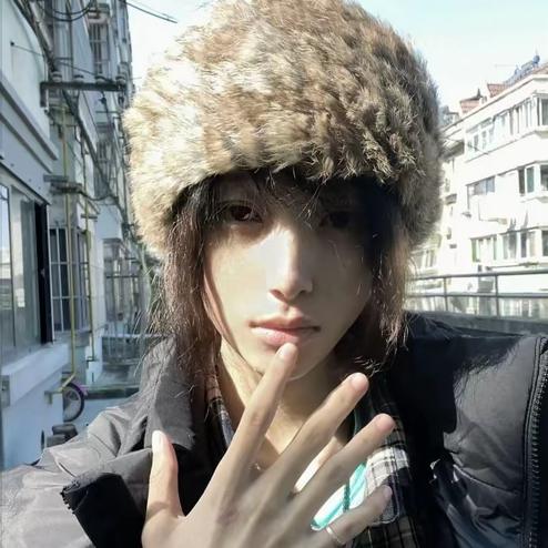 拿糖当烟装忧郁