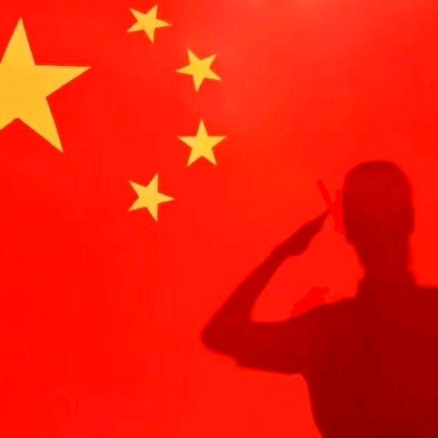 穿着睡袍讲时事