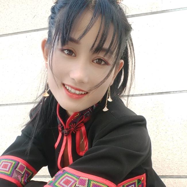 爱 笑 的 女 孩