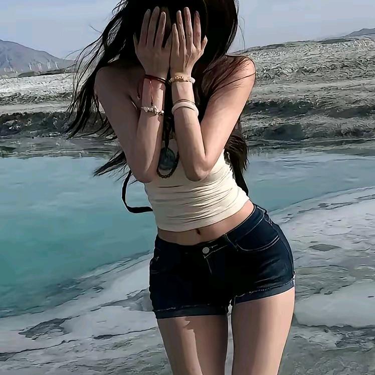 聋子听见哑巴说，瞎子遇见鬼了。